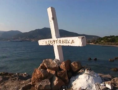 Βίντεο: Οι κάτοικοι της Λέσβου έστησαν πάλι τον Σταυρό - «Τον έσπασαν κτυπώντας τον με μίσος»